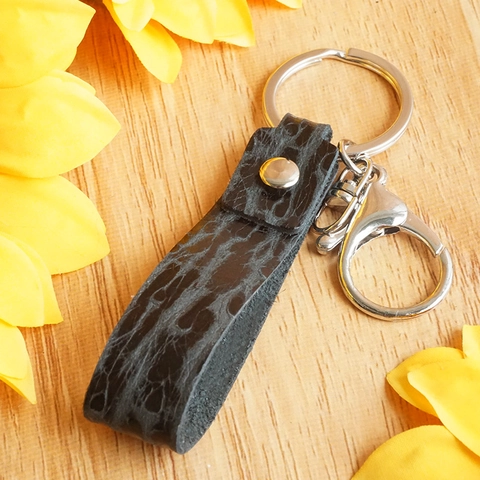Vintage Echt Leer Sleutelhanger Voor Vrouwen Mannen Handgemaakte Reliëf Lederen Sleutelring Legering Karabijnsluiting Tas Hanger Accessoire