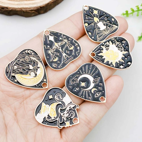 Colgantes de Corazón de Carta de Tarot de Esmalte de Aleación de Zinc Vintage Místico Sol Luna Muerte Charms para DIY Joyería Collares Pendientes Fabricación