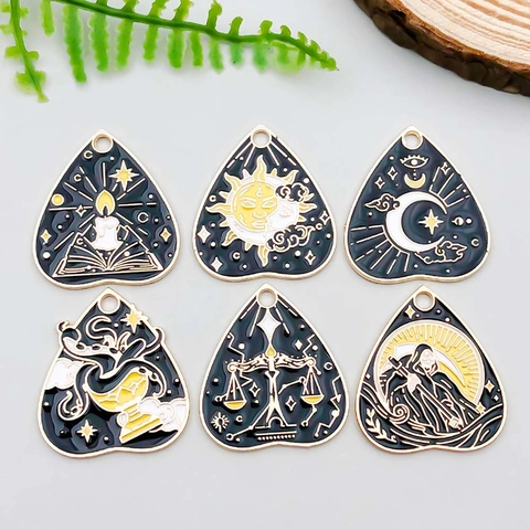 Colgantes de Corazón de Carta de Tarot de Esmalte de Aleación de Zinc Vintage Místico Sol Luna Muerte Charms para DIY Joyería Collares Pendientes Fabricación