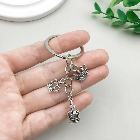 Portachiavi Corona in Lega di Zinco Argento Antico Vintage Pendente Retro Design Traforato Anello in Metallo Ornamento Decorativo