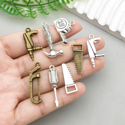 Pendentifs Mini Outils de Quincaillerie en Alliage de Zinc Clé Marteau Scie Hache Tournevis Charms DIY Argent Bronze Antique Accessoire de Bijouterie