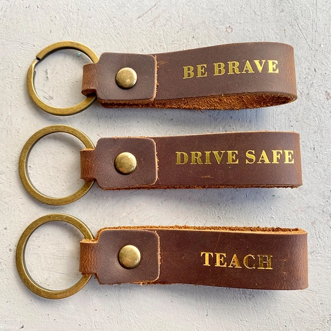 Ensemble Porte-Clés en Cuir Vintage Be Brave Drive Safe Teach Phrase Anglaise Marqué à l'Or Anneau Rétro Cadeau