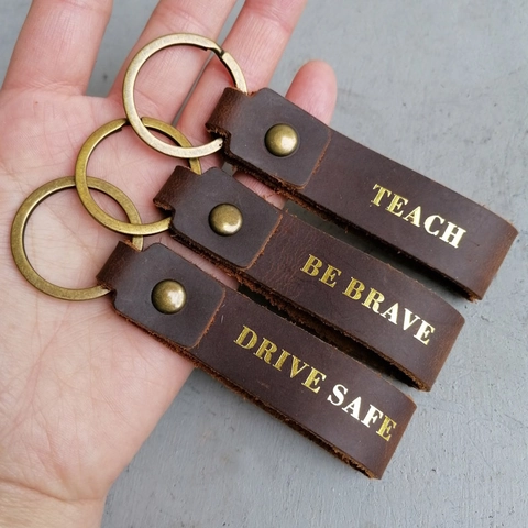 Ensemble Porte-Clés en Cuir Vintage Be Brave Drive Safe Teach Phrase Anglaise Marqué à l'Or Anneau Rétro Cadeau