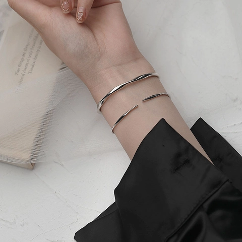Brazalete Minimalista de Moebius para Mujer Bañado en Plata de Ley S925 Diseño de Ondas Irregulares Ajustable Abierto Joyería