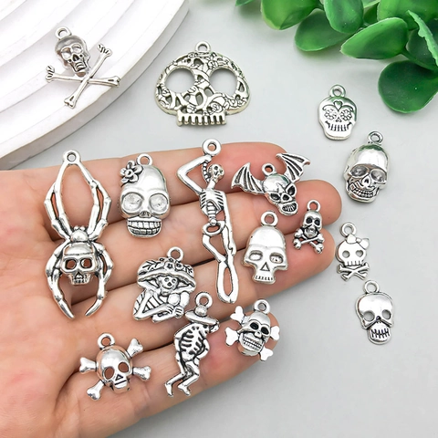 Pendenti in Lega di Zinco Argento Antico a Teschio per Creazione Gioielli DIY Halloween Scheletro Pipistrello Ragno