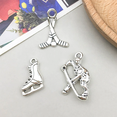 Pendentifs de Hockey en Alliage de Zinc Argent Antique pour la Fabrication de Bijoux DIY Breloques Patins Bâtons de Hockey Joueur pour Bracelets Colliers Accessoires de Bijoux de Sport