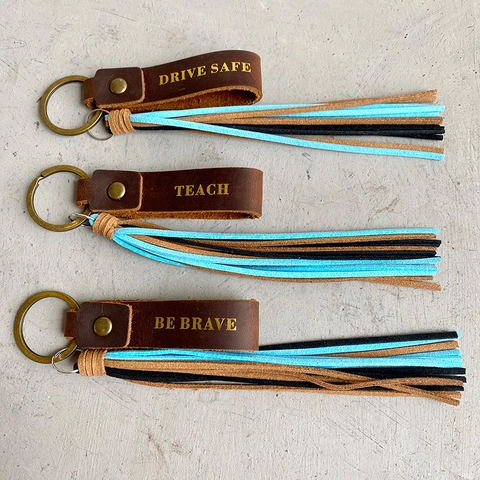 Llavero con Borla de Cuero Retro Con Anillo de Metal BE BRAVE TEACH DRIVE SAFE Eslógan Inspirador Colgante Bolso Regalo Profesor