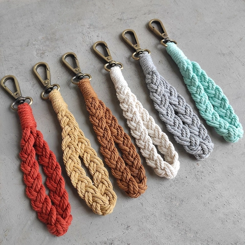 Portachiavi Macramé Intrecciato a Mano Bohemian in Corda di Cotone Con Chiusura a Moschettone in Lega e Targhetta in Legno