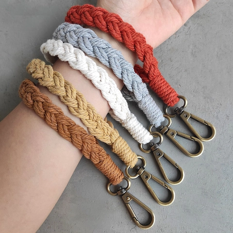 Portachiavi Macramé Intrecciato a Mano Bohemian in Corda di Cotone Con Chiusura a Moschettone in Lega e Targhetta in Legno