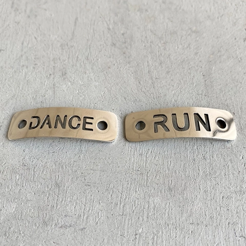 Edelstahl Hohl Buchstabe RUN DANCE Schnürsenkel Schnallen Für Sneaker Freizeitschuhe Dekorative Metall Charms Zubehör