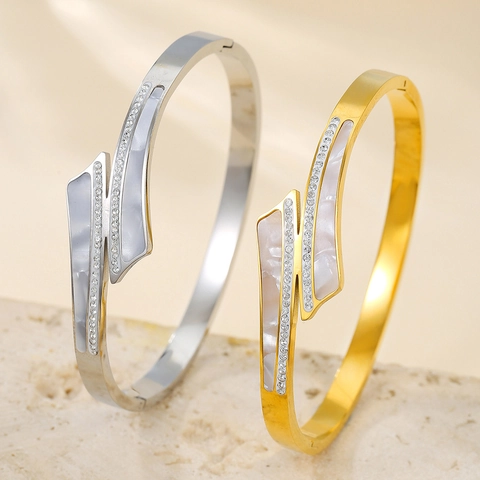 Eleganter Edelstahl Kreuz Offener Armreif Für Damen Mit Weißem Perlmutt Und Glänzenden Strass Schmuck