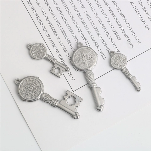Ciondoli Chiave in Acciaio Inossidabile Vintage Cuore Medaglia San Benedetto Charms per Gioielli DIY Collane Argento Retrò