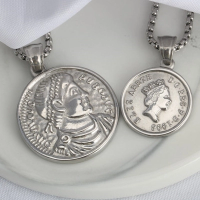 Collana con Pendente a Moneta in Acciaio Inossidabile Vintage Unisex Ritratto a Rilievo Regina Re Medaglione Gioielli