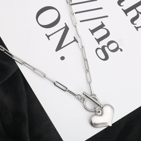 Collana con Pendente a Cuore in Acciaio al Titanio Minimalista Catena a Graffetta Chiusura a T Gioielli Moda Tonalità Argento
