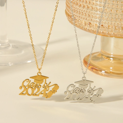 Κολιέ Μενταγιόν Αποφοίτησης Τάξη 2024 Καπέλο και Πάπυρος Ανοξείδωτο Ατσάλι Αναμνηστικό Κόσμημα Δώρο για Άνδρες Γυναίκες