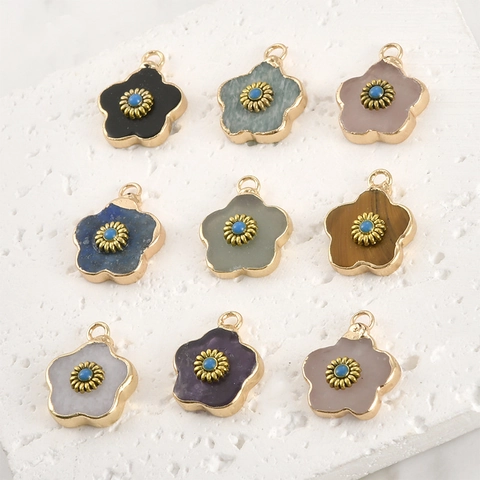 Ciondolo in Cristallo Naturale e Giada a Forma di Fiore con Bordo Placcato Oro Pietra Charm Floreale per Creazione Gioielli Fai da Te