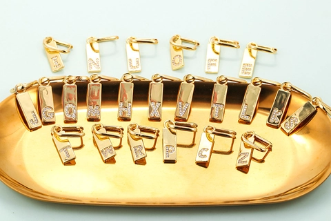 Mode Kupfer Mikro Pave Zirkonia Alphabet Buchstabe Initial Ohrhänger Gold Plattiert Geometrische Creolen Damen Schmuck