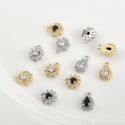 Pendentifs en Cuivre Zirconia Forme de Fleur Trèfle à Quatre Feuilles et Goutte d'Eau Plaqués Or 14K Accessoires pour Création de Bijoux DIY