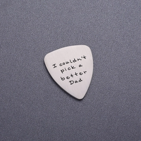 Médiator de Guitare Gravé en Acier Titane Cadeau Fête des Pères pour Hommes Amateurs de Musique Bijou Pendentif
