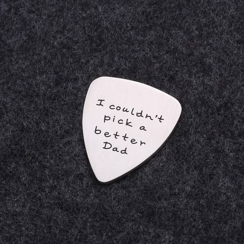 Médiator de Guitare Gravé en Acier Titane Cadeau Fête des Pères pour Hommes Amateurs de Musique Bijou Pendentif