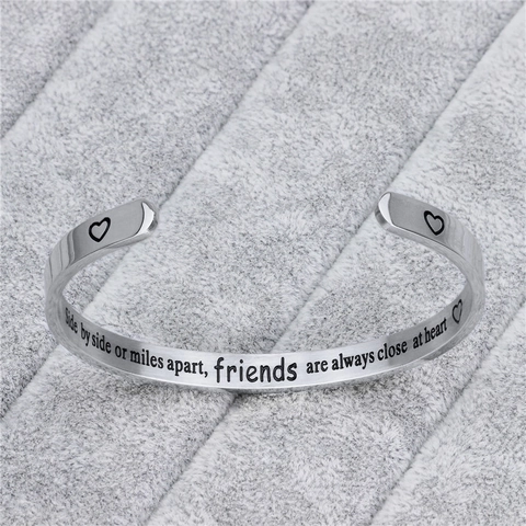 Minimalista Bracciale a Cerchio Inciso in Acciaio Inossidabile 316L per Donna Motivo a Cuore Citazione di Amicizia Side By Side Regalo Gioielli