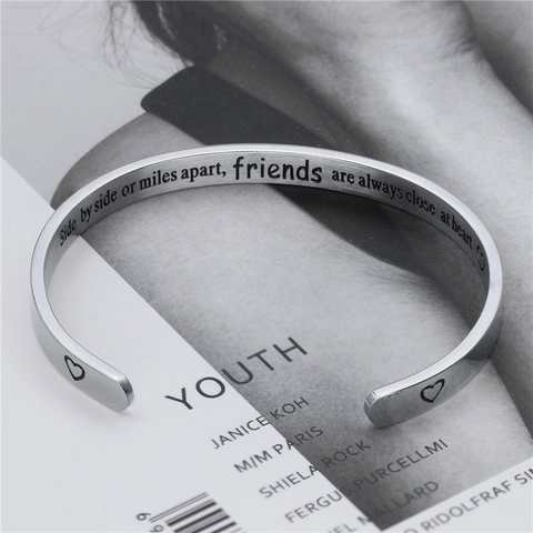 Minimalista Bracciale a Cerchio Inciso in Acciaio Inossidabile 316L per Donna Motivo a Cuore Citazione di Amicizia Side By Side Regalo Gioielli