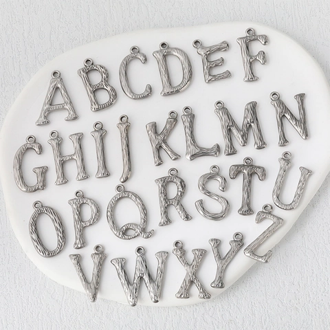 Ciondoli con Lettere dell'Alfabeto in Acciaio Inossidabile Texture della Corteccia Charms Inglesi A-Z per Fai da Te Collana Gioielli