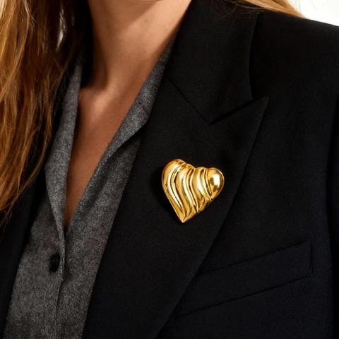 Spilla a Cuore in Acciaio Inossidabile Minimalista Placcato Oro 18k Texture Plissettata 3D Spilla da Revers per Donna