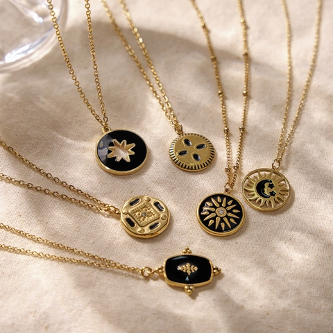 Collana con Ciondolo in Smalto Nero in Acciaio Inossidabile Placcato Oro 18K PVD Per Donna Gioielli Girocollo Moneta Celeste