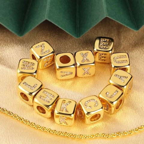 Ciondolo a Cubo con Lettera Inglese 3D Zirconia Rame Placcato Oro Fai da Te Bead Charm per Collana Bracciale Donna Gioielli