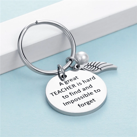 Llavero de Agradecimiento para Maestro Acero Inoxidable Colgante de Ala de Ángel Con Perla Artificial Regalo Conmemorativo para Profesor Joyería
