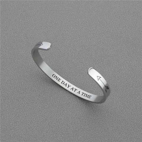 Minimalistischer Armreif aus 316L Edelstahl mit Gravur One Day At A Time Inspirierendes Zitat Pfeilmuster Gebürsteter Schmuck