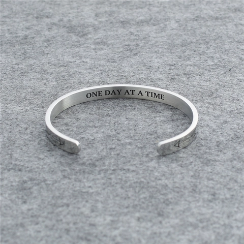 Minimalistischer Armreif aus 316L Edelstahl mit Gravur One Day At A Time Inspirierendes Zitat Pfeilmuster Gebürsteter Schmuck