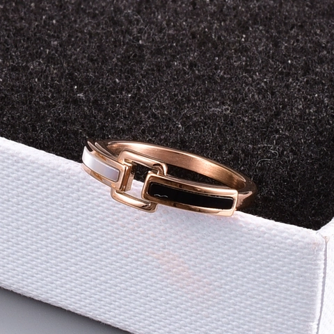 Anillo de Acero de Titanio en Oro Rosa de Diseño Geométrico de Doble Capa Incrustado de Concha Blanca y Negra Joyería de Moda Minimalista para Mujer