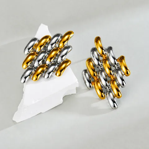 Boucles d'Oreilles Clous Géométriques Bicolores en Acier Inoxydable pour Femme Design Tissé en Losange Minimaliste Bijoux Électroplaqués Or et Argent