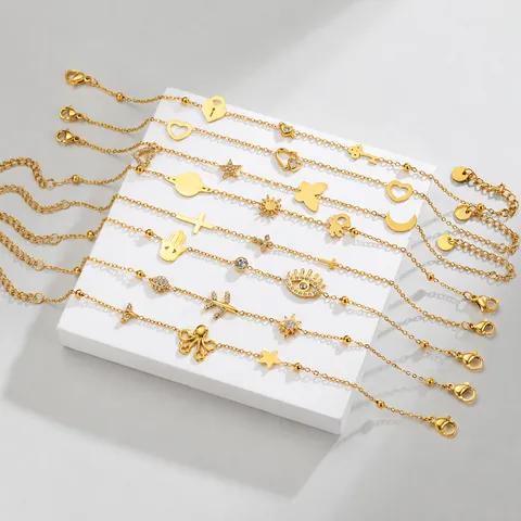 Bracelet à Breloques Multi-éléments en Acier Inoxydable Plaqué Or 18K pour Femmes Main de Fatma Œil de Maléfique Cœur Lune Papillon Bijoux