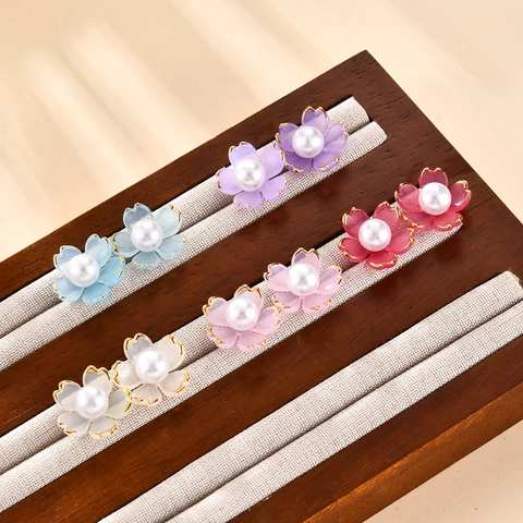 French Style Artificial Pearl Flower Stud Earrings Alloy Resin Petal Gold Edge Floral Earrings For Women Elegant Romantic Jewelry