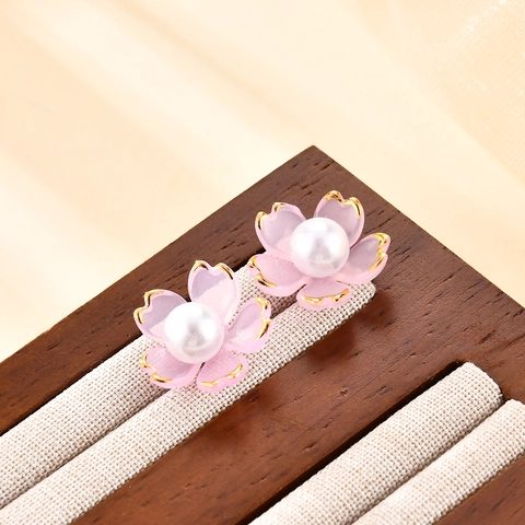 French Style Artificial Pearl Flower Stud Earrings Alloy Resin Petal Gold Edge Floral Earrings For Women Elegant Romantic Jewelry