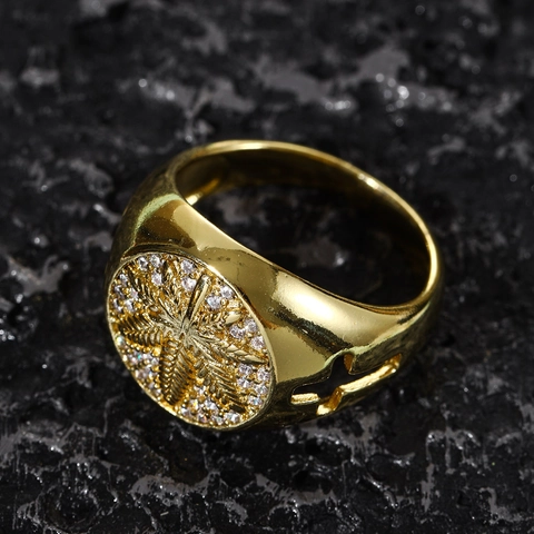 Bague Homme Hip Hop en Cuivre Plaqué Or Avec Pavé de Strass Style Sceau Design Feuille d'Érable Croix Creuse Bijoux de Rue