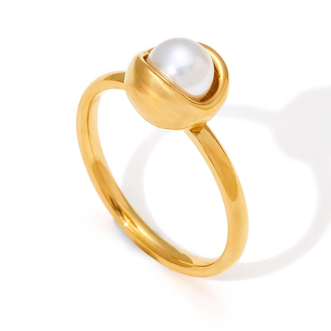 Minimalist Stainless Steel Gold Plated Artificial Pearl Ring For Women Elegant Eggshell Design Bezel Setting Fashion Daily Finger Ring