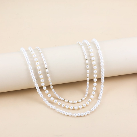 Collier Élégant en Künstliche Perles d'Imitation pour Femmes Collier Choker Multicouche à Künstliche Perles Dorées pour Mariage Bijoux Ajustables