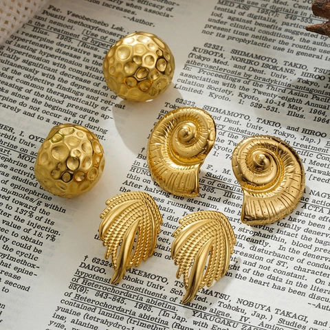 Boucles d'Oreilles Clous en Acier Inoxydable Plaqué Or 18K Exagérées pour Femmes Bijoux de Mode Forme Aile Conque