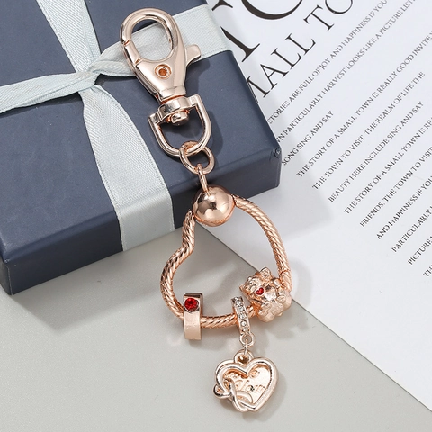 Portachiavi in Metallo Gatto Portafortuna Oro Rosa Ciondoli a Cuore Strass Intarsiati Accessorio Moda Donna Ciondolo Gioielli