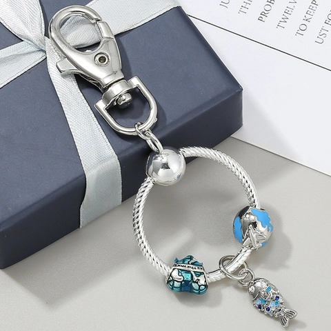 Portachiavi in Lega di Metallo Argento con Ciondolo a Cuore Happy Journey Globo Terrestre in Smalto Blu Pesce con Strass
