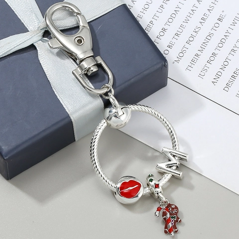 DIY Metalen Sleutelhanger Zilveren Ronde Ring Karabijnsluiting Rode Lip Letter M Peperkoekmannetje Hanger Gepersonaliseerde Sleutelhouder