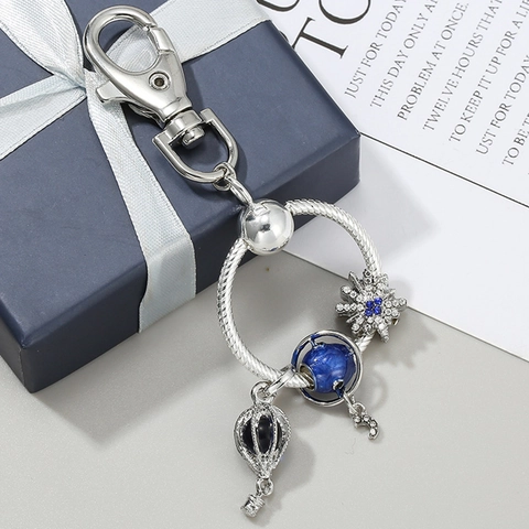 Porte-clés en Métal Argenté avec Breloques Terre Montgolfière Étoile pour Femme Pendentif de Sac Émail Bleu Strass Bijoux Cadeau