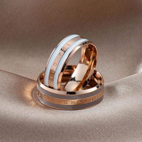 Titanstahl Band Ring 18K Roségold Vergoldet Emaille Tropfkleber Be The Change Buchstabe Graviert Breit Pärchen Schmuck