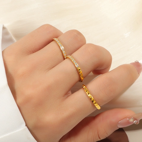 Mode Titanstahl Halb Pflastern Strass Niet Ring Für Damen Leichter Luxus Geometrische Pyramide Stapelbar Zeigefinger Ring Schmuck
