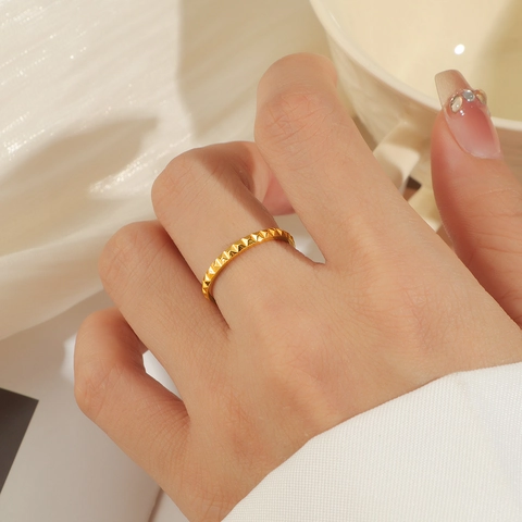 Trendiger 18K Vergoldeter Edelstahlring Für Damen Retro 3D Pyramidenniete Geometrischer Minimalistischer Fingerring Schmuck