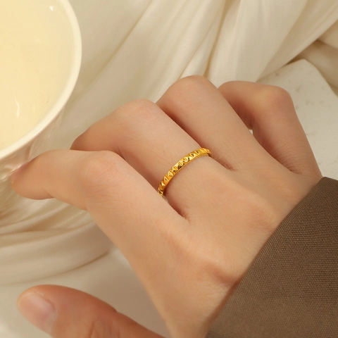 Trendiger 18K Vergoldeter Edelstahlring Für Damen Retro 3D Pyramidenniete Geometrischer Minimalistischer Fingerring Schmuck